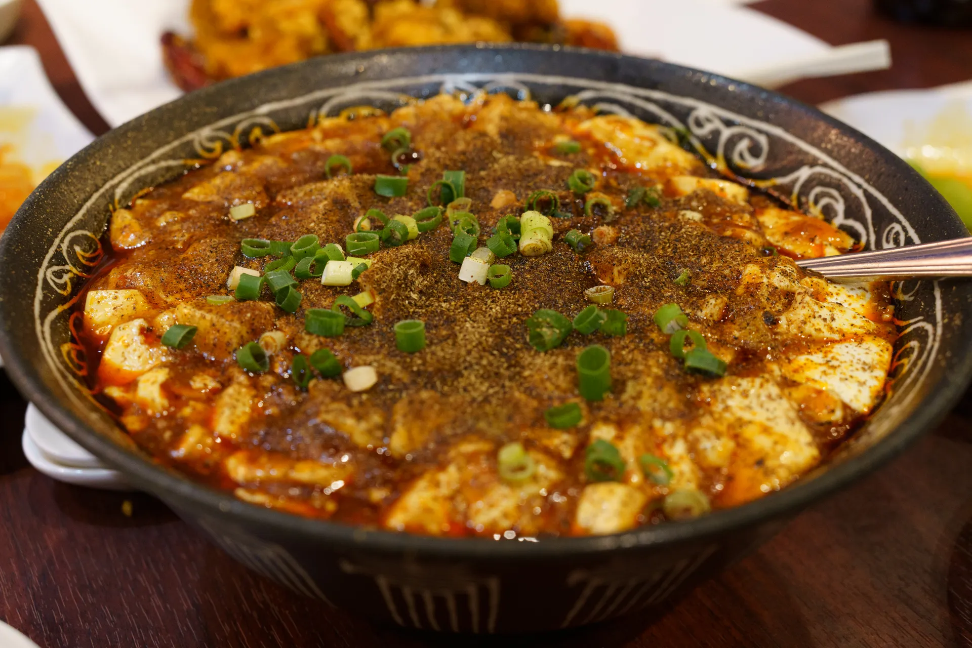 麻婆豆腐、どんぶりいっぱいに入っている。そこそこ辛い
