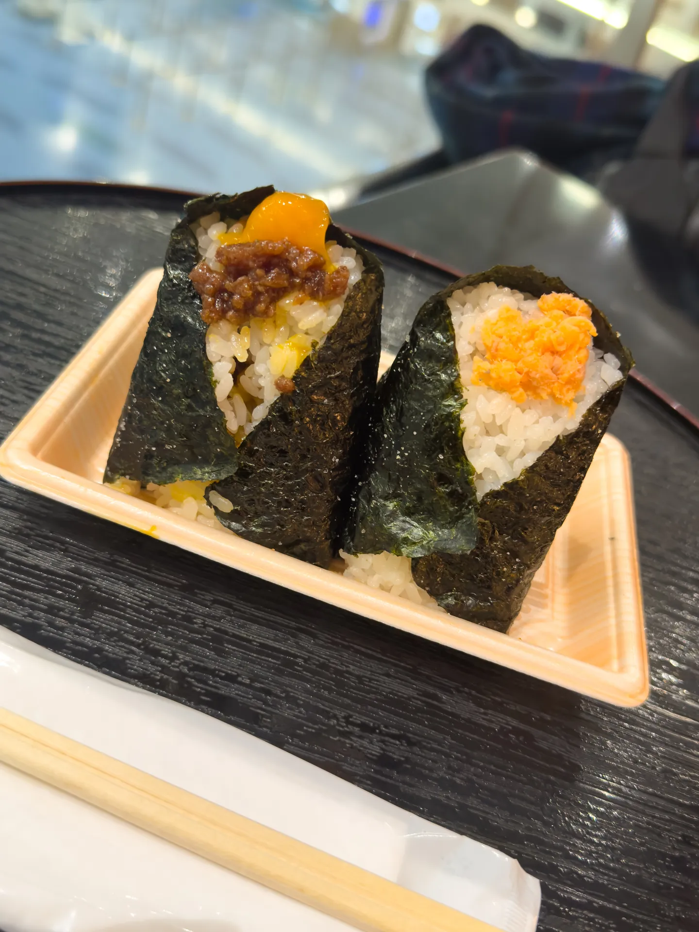 定番の鮭と、人気らしい卵黄の醤油漬け + 肉そぼろ