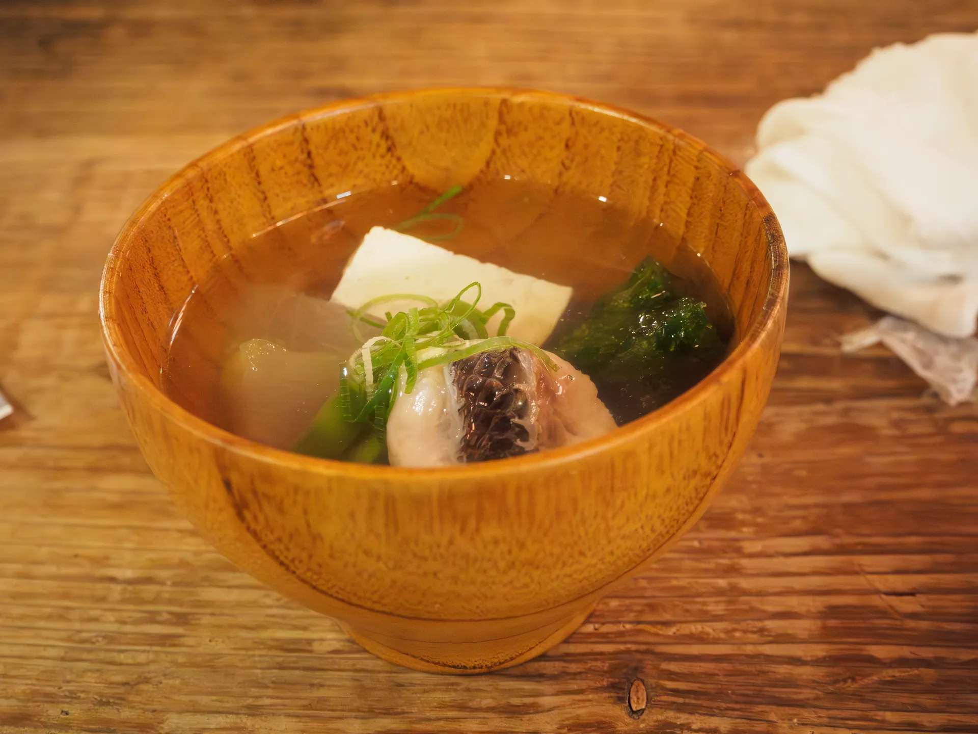 お吸い物、出汁が効いていて染み渡る味