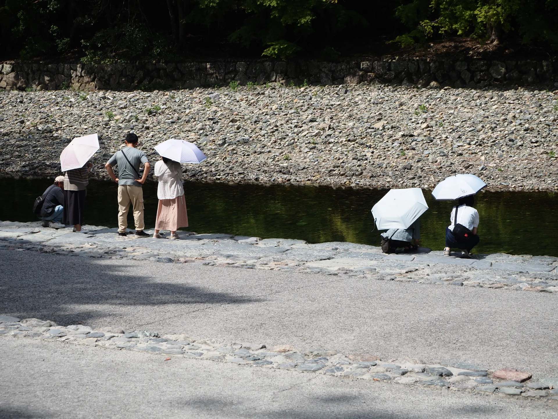 普通の手水舎もあるが、川でもお清めができる